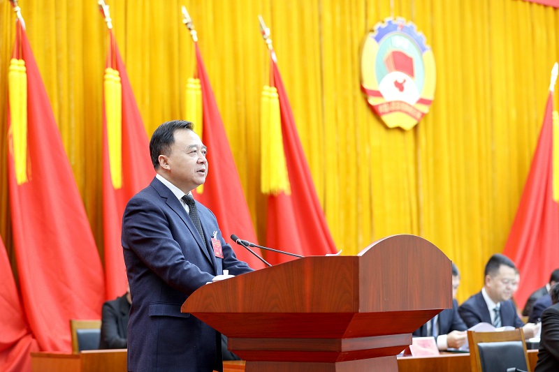 图为刘久刚作政协工作报告.jpg 图为刘久刚作政协工作报告.jpg