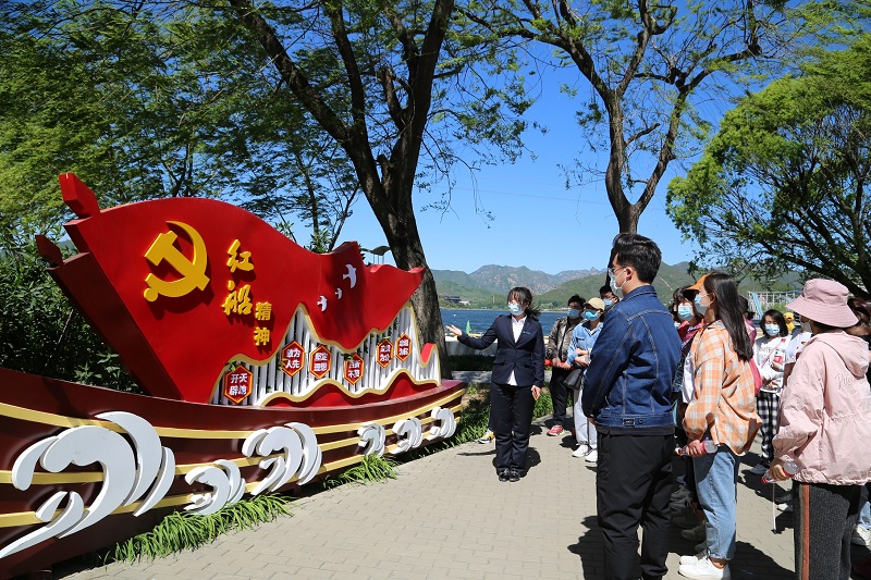 体验者在雁栖湖红船广场接受党性教育.JPG