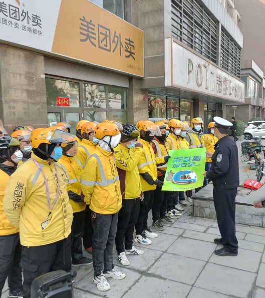 标题：区公安分局交通支队走进快递企业，守护快递小哥安全出行  来源：区公安分局交通支队.jpg