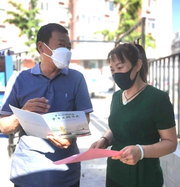 标题：龙山街道东大街村开展践行村规民约学习活动   来源：龙山街道.jpg