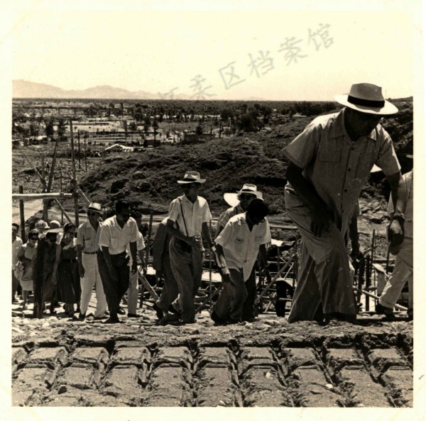 图17 外国来宾参观怀柔水库建设。.jpg