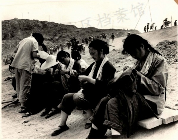 图23 文艺战士给民工缝补衣裳。.jpg