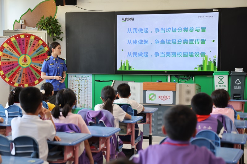 怀柔城管执法局开展“欢乐六一学法规，垃圾分类齐参与”主题宣传活动.JPG