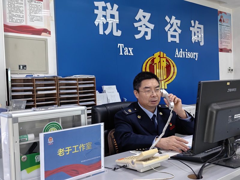 2.于昌水在办税服务厅咨询台办理电话咨询.jpg
