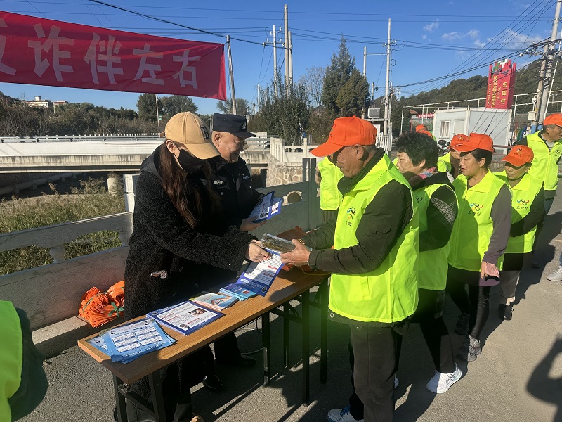 怀柔镇工作信息10-2重阳健步走 反诈伴左右普法宣传活动6.jpg