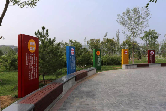 图为柏泉庄园公园